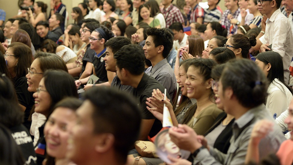 Người Philippines “đốt cháy” khán phòng Hà Nội - 12
