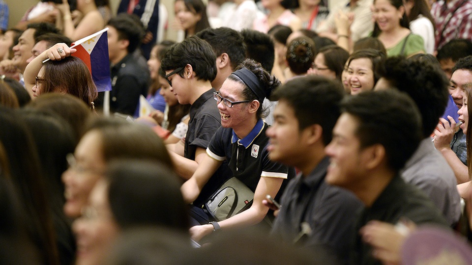 Những cử chỉ và lời nói hài hước của Tổng thống trong khi phát biểu đã khiến người dân Philippines ồ lên, cười sảng khoái và vỗ tay tán thưởng.