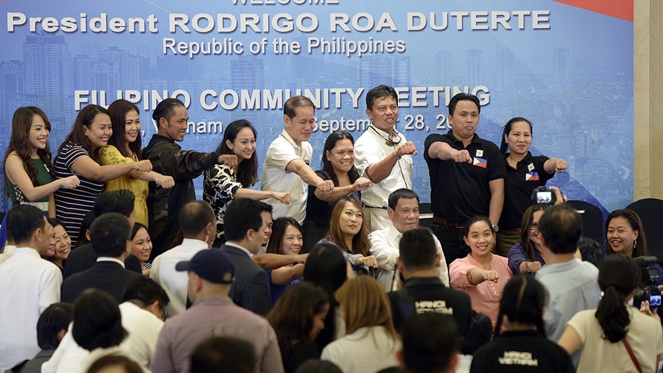 Sau bài phát biểu, ông Duterte nhận được lời mời chụp ảnh cùng với rất nhiều người dân Philippines.