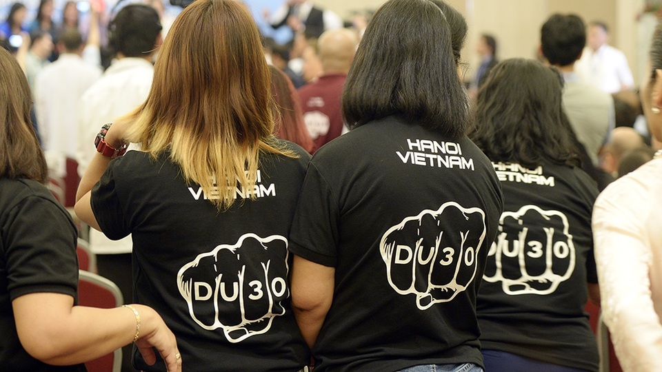 Rất nhiều người Philippines mặc áo có chữ Du30 phía sau. Đó chính là biệt danh người dân Philippines đặt cho ông Duterte. Số 30 trong tiếng anh là Thirty, có phát âm gần giống với Terte trong tên ông.