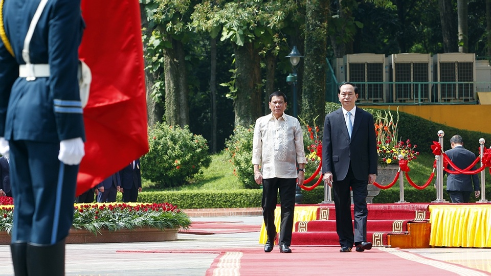 
Tổng thống Philippines Duterte và Chủ tịch nước Trần Đại Quang trong lễ đón tại Phủ Chủ tịch sáng ngày 29/9
