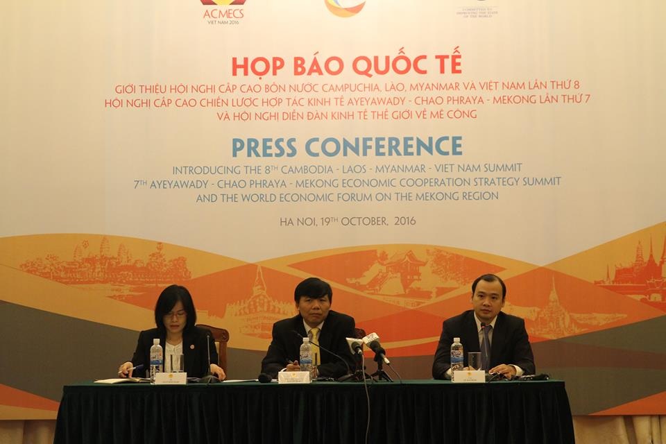 Thứ trưởng Ngoại giao Đặng Đình Quý (giữa) chủ trì buổi họp báo quốc tế về 3 hội nghị ACMECS 7, Hội nghị CLMV8 và WEF-Mekong
