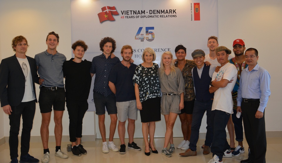 Đại sứ Đan Mạch tại Việt Nam, bà Charlotte Laursen (thứ 6 từ trái sang) cùng các nghệ sĩ Đan Mạch tại buổi họp báo