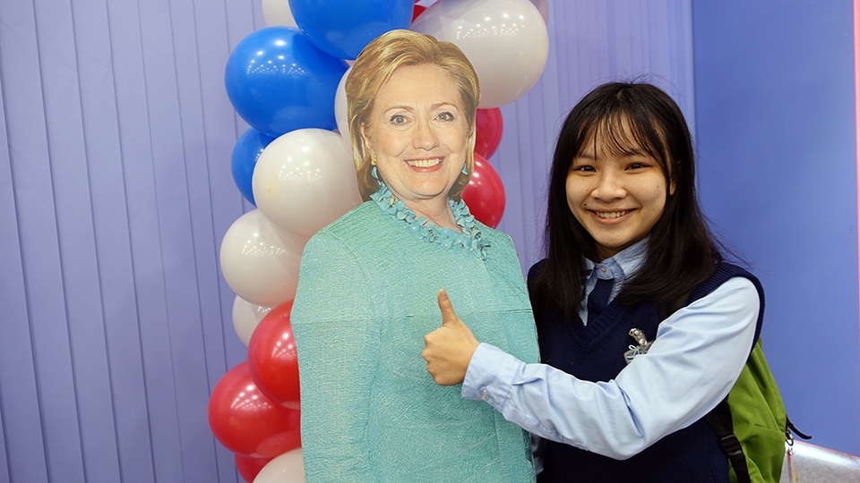 
Một nữ sinh viên chụp ảnh cùng chân dung của bà Clinton.
