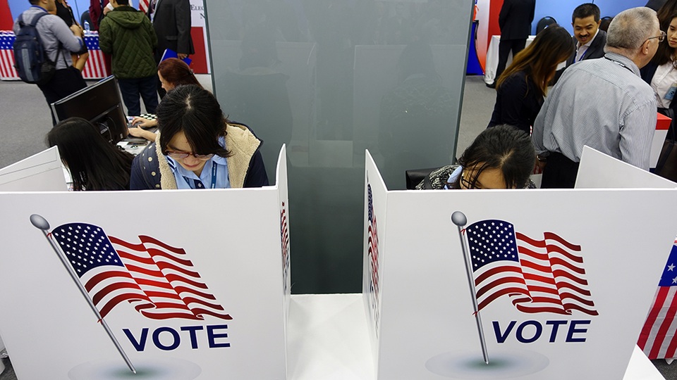 
Khoảng 500 người tham dự sự kiện theo dõi bầu cử trực tiếp tại Đại sứ quán Mỹ ở Hà Nội.
