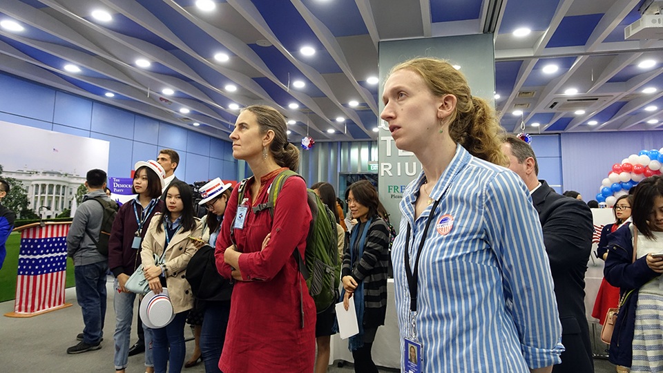 
Nhiều người Mỹ sống tại Việt Nam đang hồi hộp chờ kết quả bầu cử.
