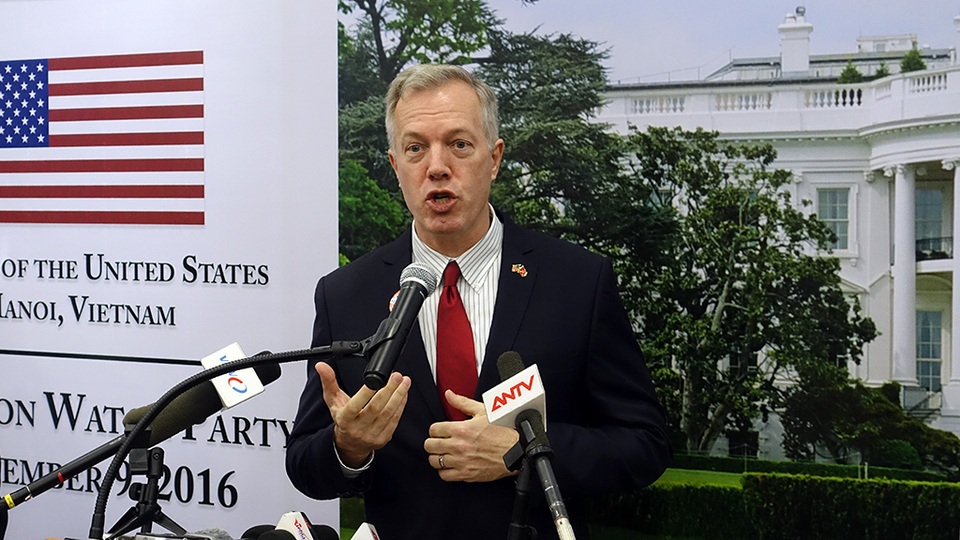 
Đại sứ Mỹ tại Việt Nam Ted Osisus cho hay cả đêm qua ông mất ngủ vì hồi hộp mong chờ kết quả bầu cử. Vị Đại sứ cũng khẳng định rằng, dù bà Clinton hay ông Trump lên làm Tổng thống thì tương lai của nước Mỹ luôn gắn với châu Á.
