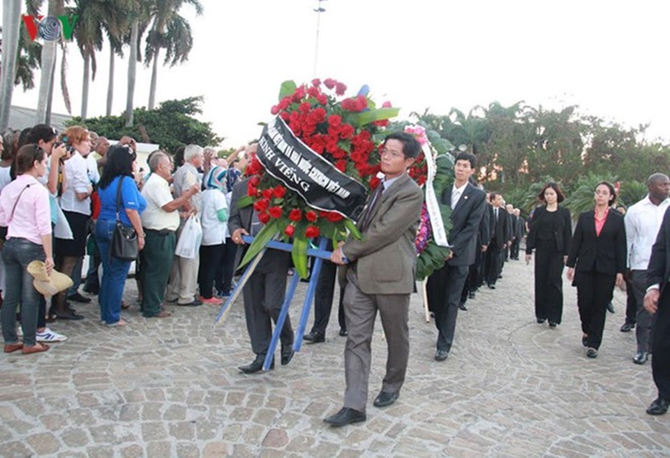 Chủ tịch Quốc hội Nguyễn Thị Kim Ngân viếng lãnh tụ Fidel Castro tại La Havana - 1 Vòng hoa của Đoàn đại biểu Đảng và Nhà nước Việt Nam viếng lãnh tụ Fidel Castro (Ảnh: VOV)