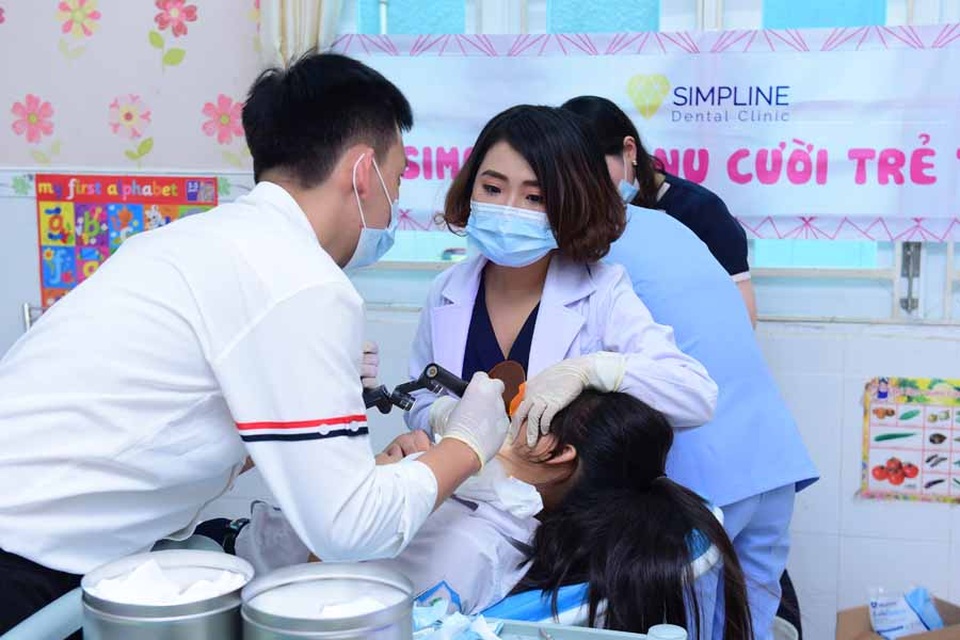 Các bác sĩ nha khoa Hàn Quốc khám chữa răng miễn phí cho trẻ mồ côi - 1 Các bác sĩ đang kiểm tra răng miệng cho các bé