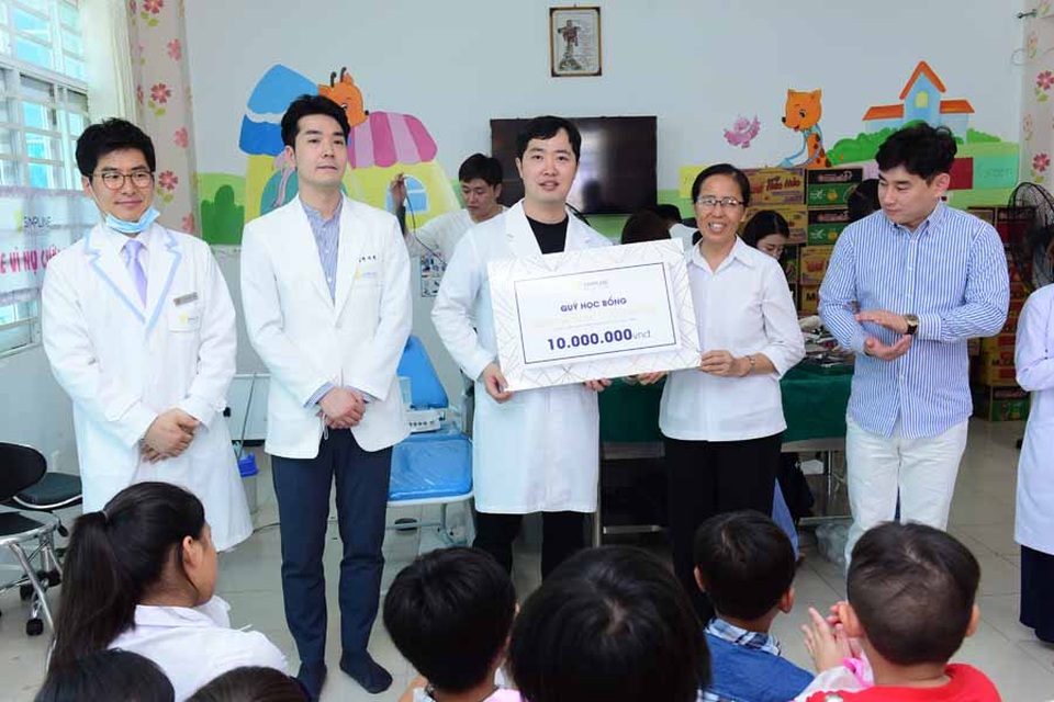 Các bác sĩ nha khoa Hàn Quốc khám chữa răng miễn phí cho trẻ mồ côi - 2 Quỹ học bổng Simpline – Vì nụ cười trẻ thơ