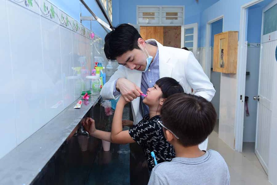 Các bác sĩ nha khoa Hàn Quốc khám chữa răng miễn phí cho trẻ mồ côi - 4 Bác sĩ đang hướng dẫn các bé vệ sinh răng miệng đúng cách
