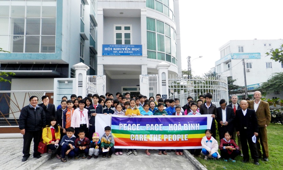 Hội Khuyến học Đà Nẵng và Hội từ thiện Care The People cùng các em học sinh Đà Nẵng