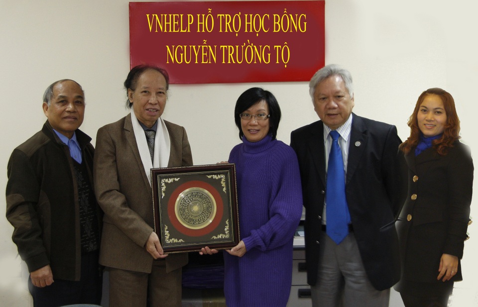 Chung tay vun đắp sự nghiệp giáo dục - 2
Bà Đỗ Anh Thư - Chủ tịch Quỹ Y tế - Giáo dục - Văn hóa (VNHELP) nhận tặng phẩm kỷ niệm của Quỹ Khuyến học Việt Nam tại Hà Nội.