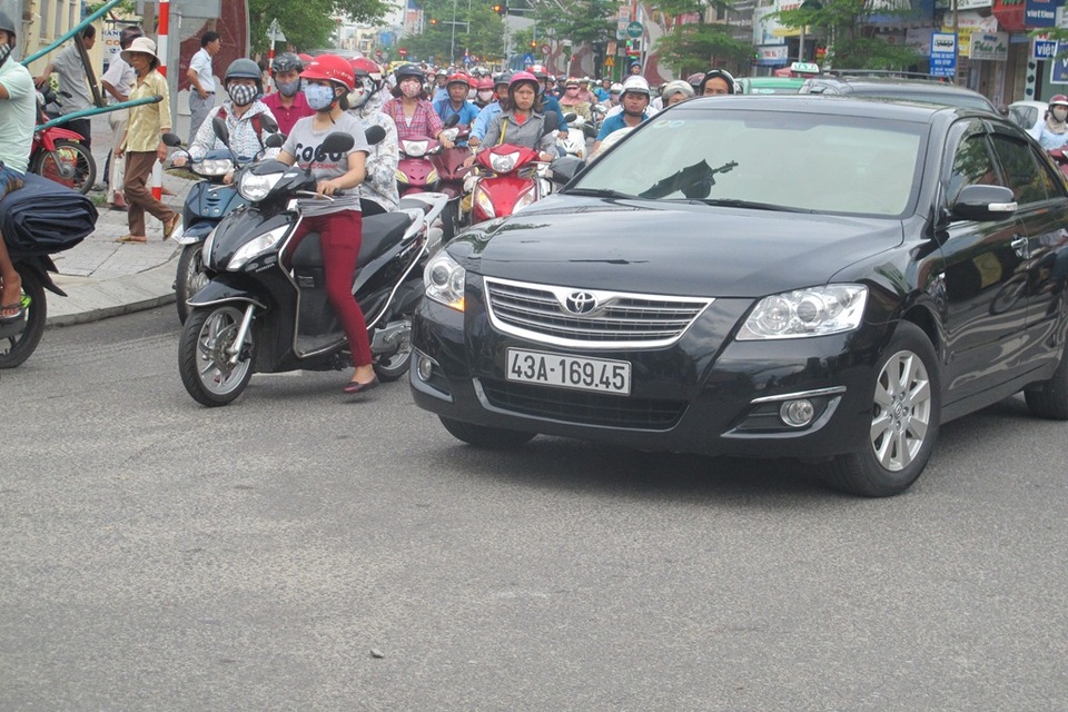 Giao thông trên nhiều tuyến đường rơi vào tình trạng hỗn loạn vì đơn vị thi công rào đường xây hầm chui