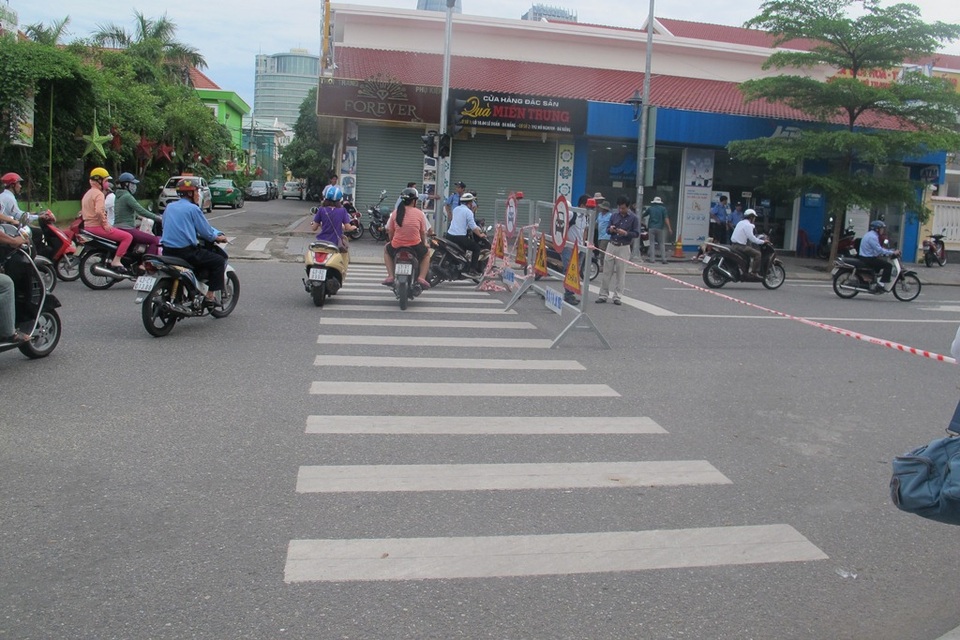 Nhưng tình trạng không được cải thiện nên phải tạm dừng chặn đường để người dân đi