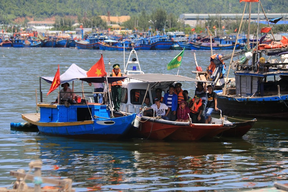 Lực lượng chức năng tìm kiếm thi thể anh Trai trên sông Hàn