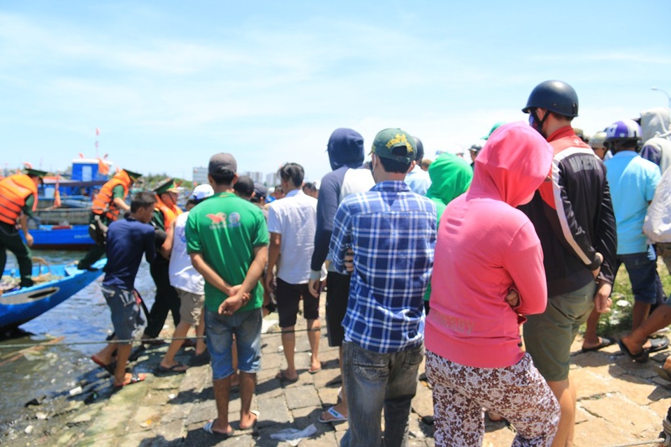 Đến 11h20 cùng ngày, thi thể anh Trai đã được tìm thấy