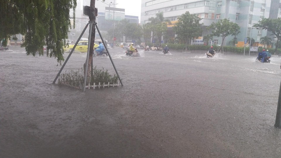 Đường Nguyễn Văn Linh bị ngập nặng