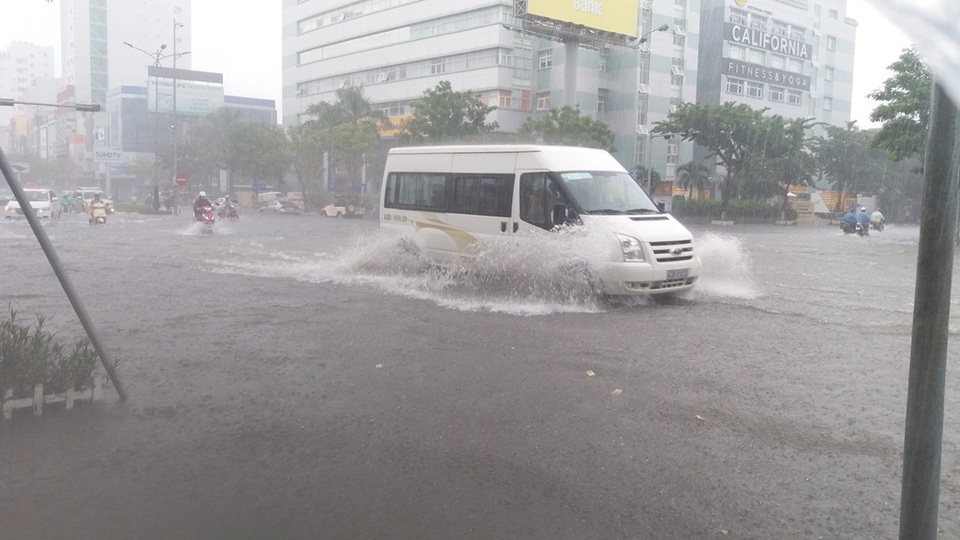 Người tham gia giao thông khá vất vả khi đi qua tuyến đường này