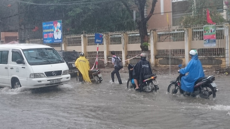 Một số người đi lên lề đường để tránh ngập