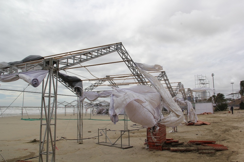 Bạt che bị gió xé toạc