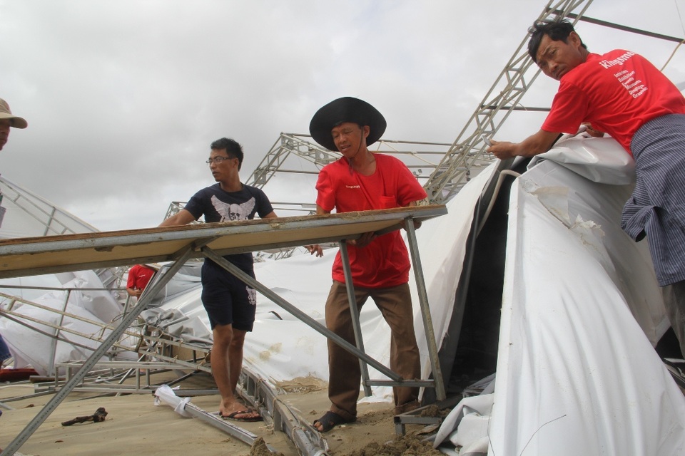 Cán bộ Sở Văn hóa, Thể thao Đà Nẵng ghi nhận hiện trường để thống kê thiệt hại lớn