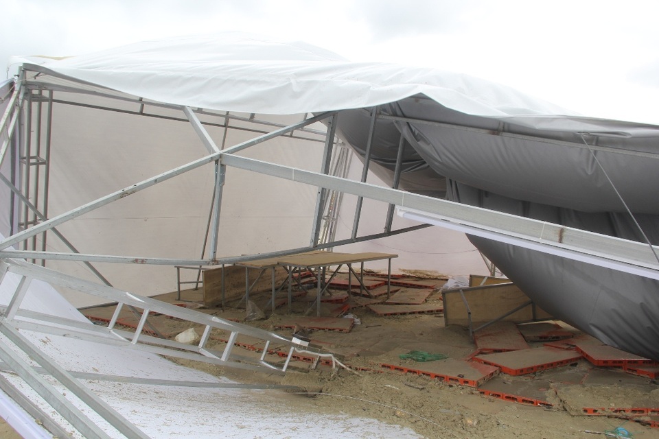 
Công trình bi ngã đổ ngổn ngang.
