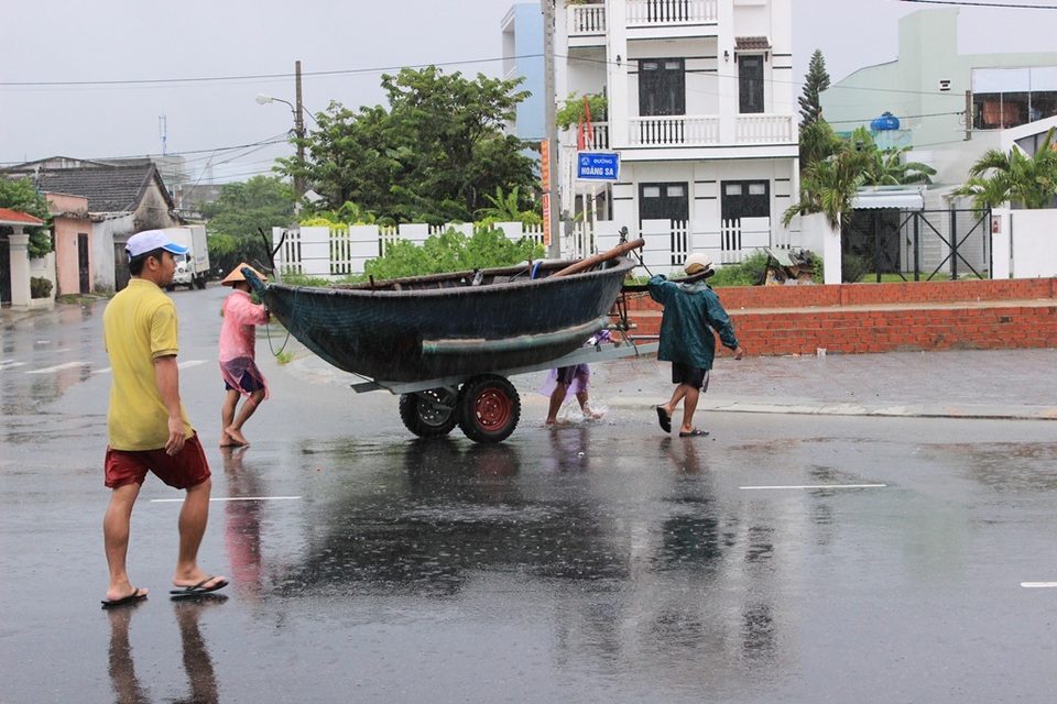 Ngư dân Đà Nẵng đưa thuyền lên bờ chạy bão 