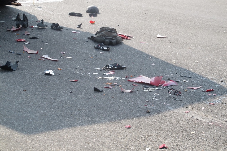 Nhiều mảnh vỡ của chiếc xe máy, dép và ba lô của nạn nhân tại hiện trường 