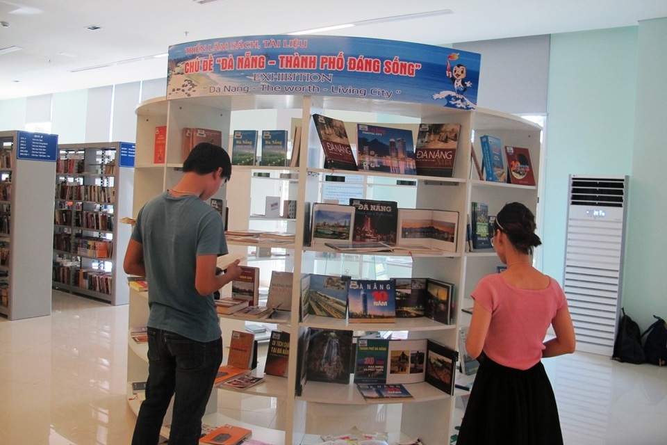 Triển lãm sách, tư liệu với chủ đề Đà Nẵng - Thành phố đáng sống diễn ra tại Thư viện Khoa học tổng hợp 