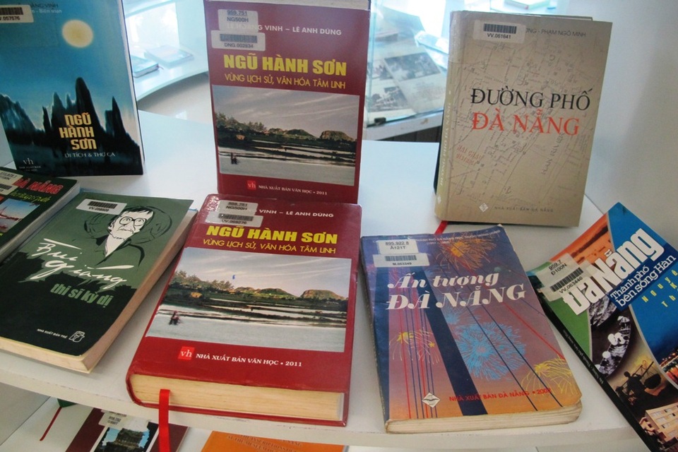 
Triển lãm trưng bày gồm 250 sách và tài liệu giới thiệu về những con người - nhân vật, văn hóa - nghệ thuật, thành tựu phát triển, địa danh - danh thắng … của Đà Nẵng.
