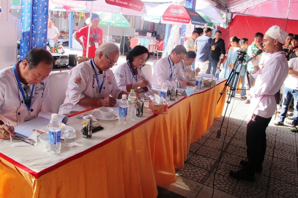 Ban giám khảo thưởng thức món ăn và nghe các đội thuyết trình