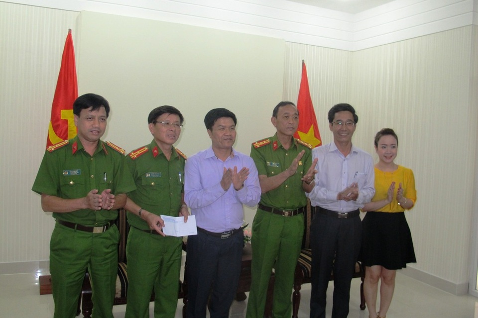 Lãnh đạo Sở Du lịch thưởng nóng cho Công an TP Đà Nẵng 