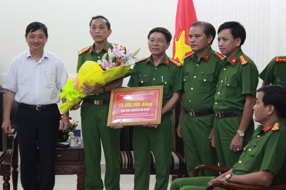 Phó Chủ tịch UBND thành phố Đà Nẵng Đặng Việt Dũng đã thưởng nóng cho lực lượng công an 