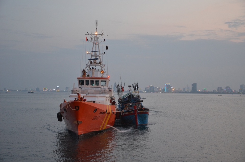 Tàu SAR 412 lai dắt tàu gặp nạn vào bờ 