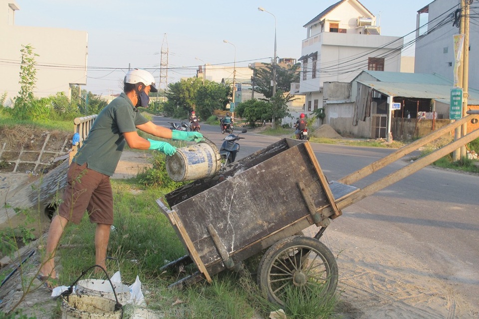 Cá được vớt bỏ vào xe bò đưa đi tiêu hủy