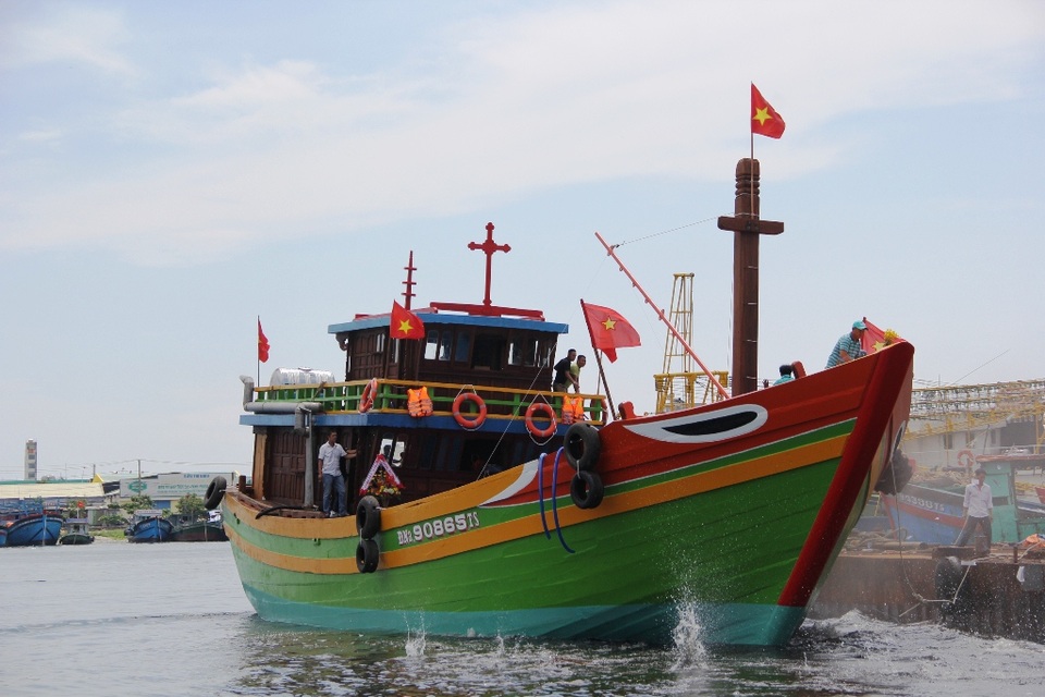 Hạ thủy tàu dịch vụ hậu cần nghề cá