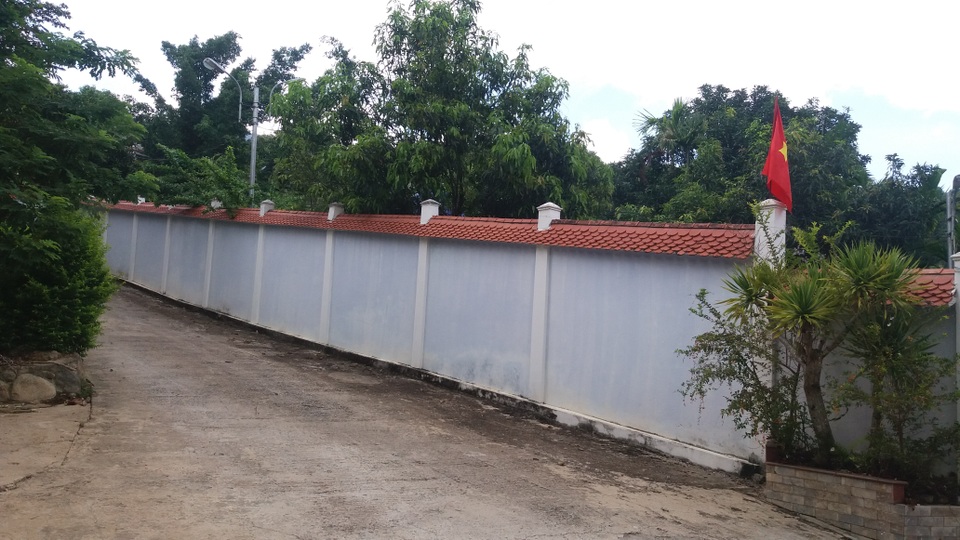 Biệt phủ của đại gia vàng bây giờ ra sao? - 2 Hàng rào bao bọc biệt phủ vẫn chưa được tháo dỡ