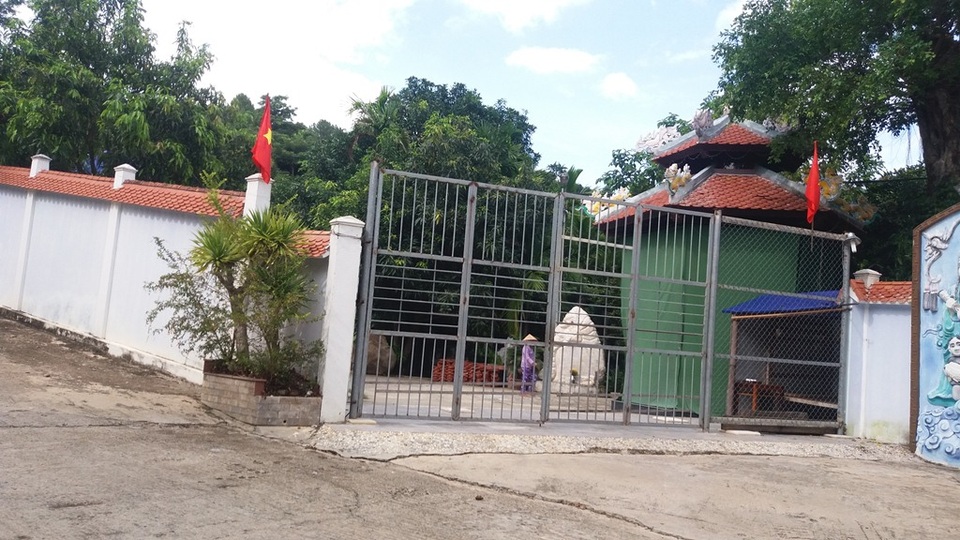 Biệt phủ của đại gia vàng bây giờ ra sao? - 1 Mặc dù hạn cuối tháo dỡ đã qua gần 6 tháng nhưng một số hạng mục của biệt phủ trái phép trên núi Hải Vân vẫn còn y nguyên