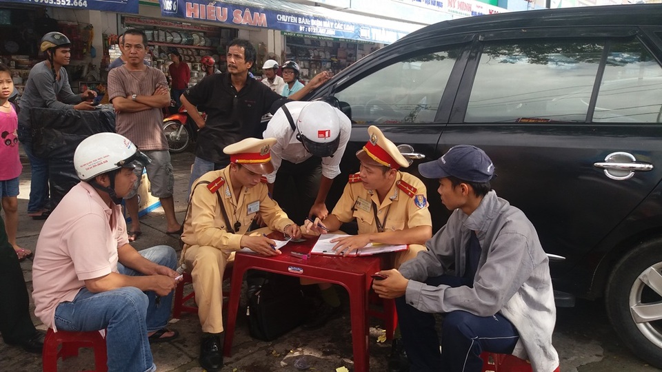Đà Nẵng triển khai xử phạt vi phạm giao thông qua hệ thống camera - 1 Công an xử phạt người vi phạm giao thông