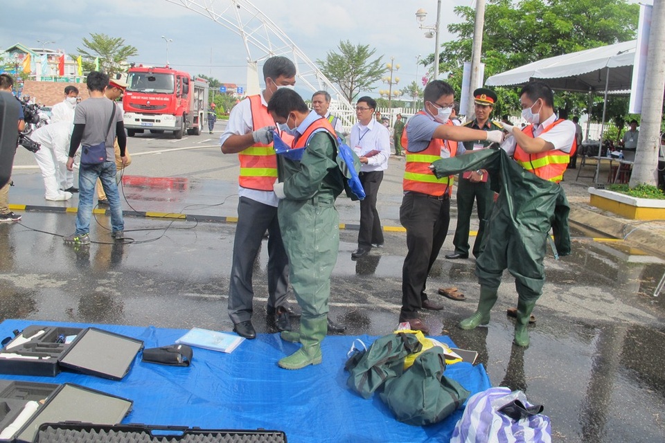 Mặc đồ bảo hộ để vào hiện trường 