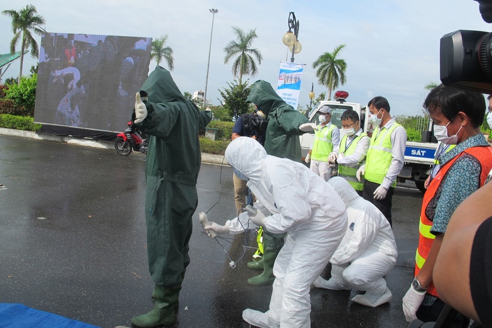 Sau mỗi lần tiếp cận hiện trường, các nhân viên được kiểm tra mức độ an toàn trước khi cởi đồ bảo hộ