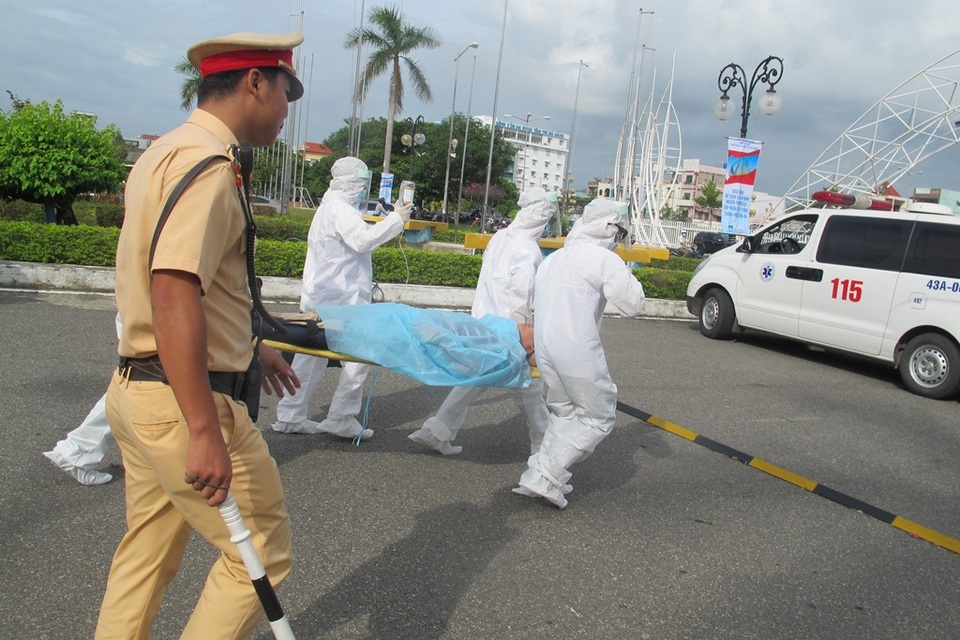 Lực lượng y tế đưa người bị thương đi cấp cứu 