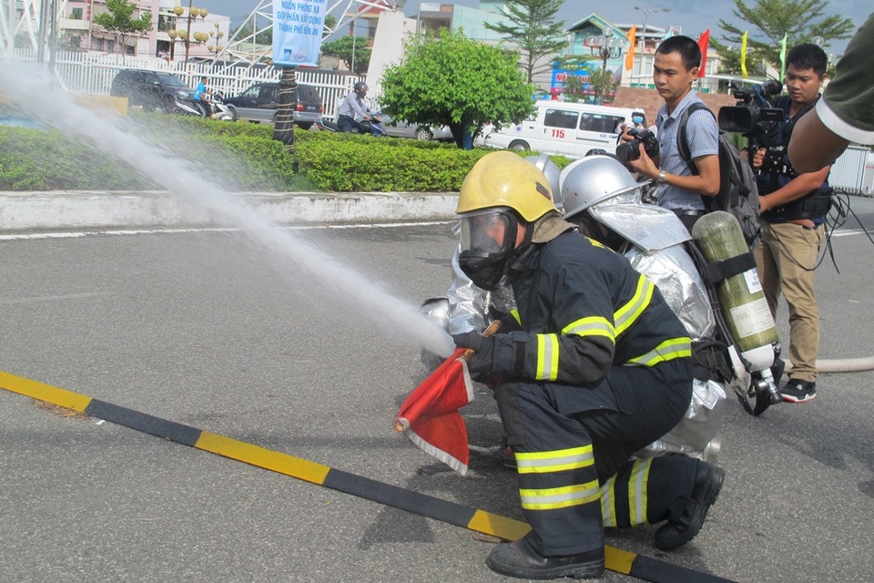 Lực lượng chữa cháy cũng có mặt tại hiện trường 