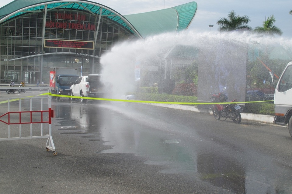 Phun nước dập đám cháy trên xe bán tải 