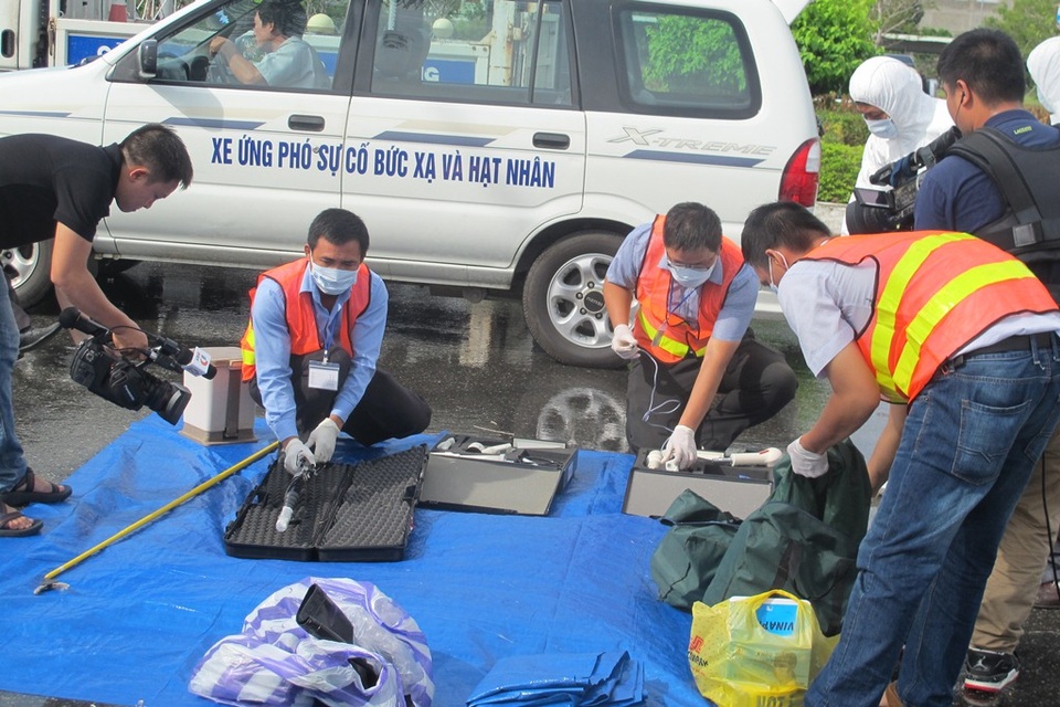 Các trang thiết bị chuyên dụng để đo nhận diện đồng vị phóng xạ cũng được đưa đến hiện trường 