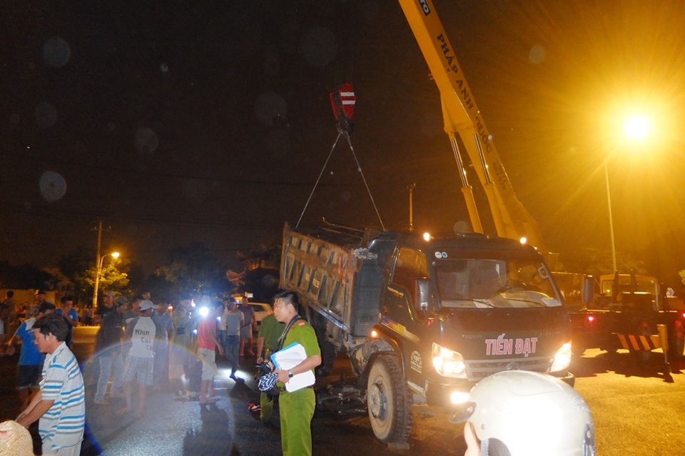 Lực lượng chức năng phải dùng xe cẩu để nhấc phần sau của xe tải lên mới đưa được thi thể 2 nạn nhân ra 