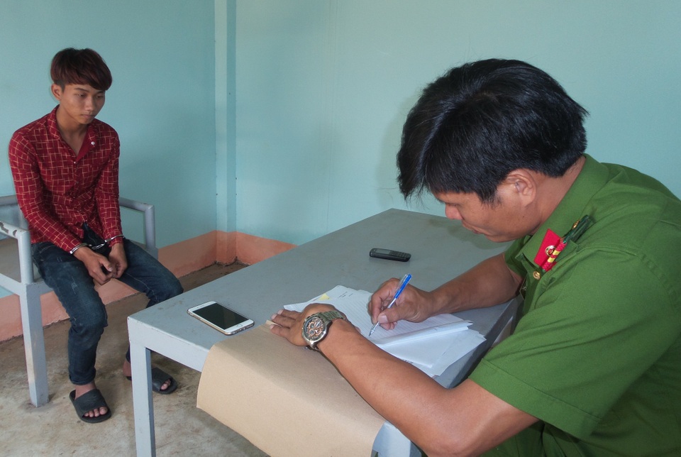 Đã bắt được đối tượng ném trọng thương cán bộ CSGT huyện Krông Pắk - 1 Đối tượng Ngô Trung Nam đang khai nhận hành vi phạm tội của mình tại cơ quan Công an.