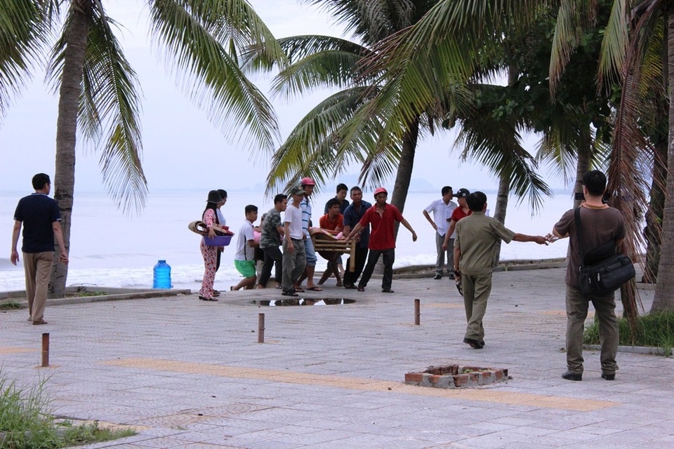 Thi thể ông Ban được đưa lên để chuyển đến bệnh viện 