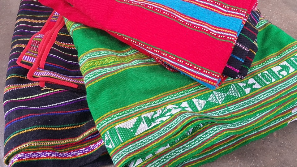 Chuyện về những tấm thổ cẩm đáng giá cả... con trâu - 2 Những tấm chăn thổ cẩm được người phụ nữ Mơ Nông dệt tặng cho bố mẹ chồng khi cưới